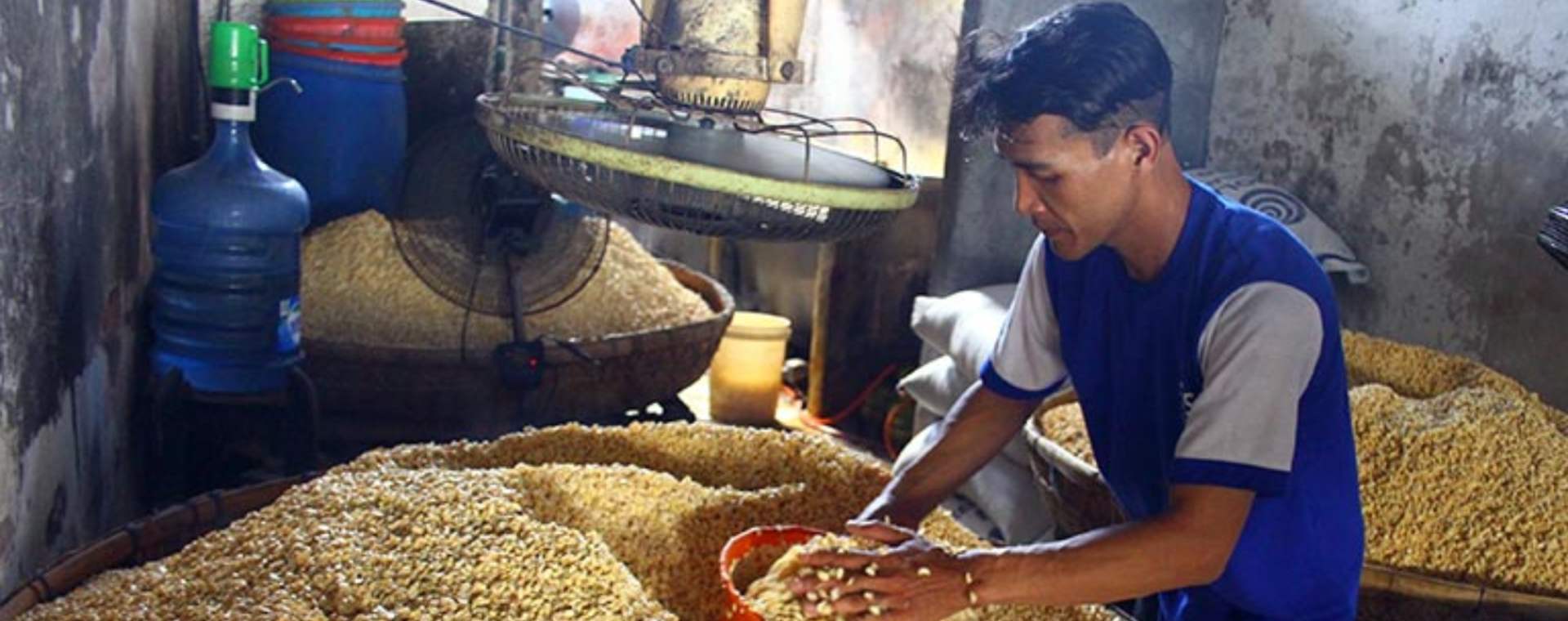 Perajin membuat tempe berbahan baku kedelai impor yang kini harganya naik dari Rp9.600 menjadi Rp10.300 per kilogram di sentra perajin tempe di Sanan, Malang, Jawa Timur, Selasa (11/1 - 2022). ANTARA FOTO / Ari Bowo Sucipto