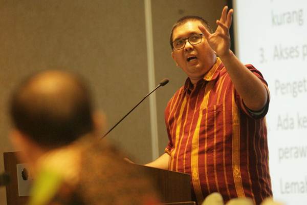 Koordinator advokasi BPJS Watch Timboel Siregar berbicara pada seminar Perbandingan Jaminan Kesehatan Nasional dengan  Cakupan Semesta di Negara Asia di Jakarta, Senin (18/9). - JIBI/Dedi Gunawan
