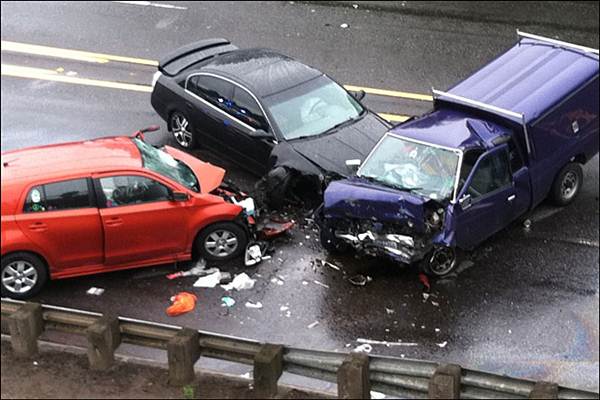 Ilustrasi kecelakaan mobil beruntun - Istimewa