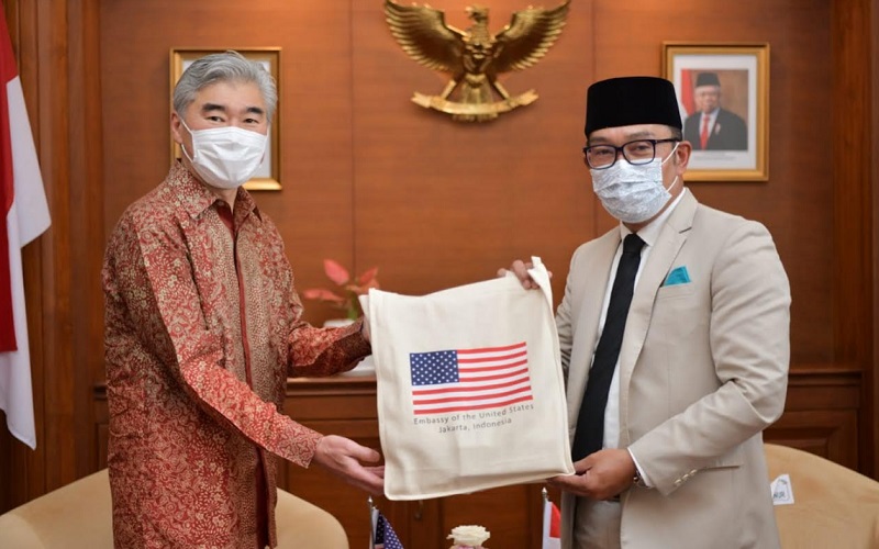 Gubernur Jawa Barat Ridwan Kamil bertemu Duta Besar Amerika Serikat untuk Indonesia Sung Y. Kim (kiri)