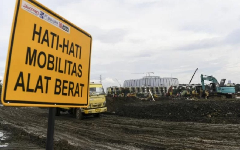 Pekerja mengoperasikan alat berat saat menyelesaikan pembangunan Jakarta International E-Prix Circuit (JIEC) di kawasan Taman Impian Jaya Ancol, Jakarta, Rabu (23/2/2022).  - Antara