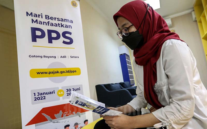 Wajib pajak mencari informasi mengenai program PPS di salah satu kantor pelayanan pajak pratama di Jakarta, Senin (17/1/2022).  - Bisnis/Eusebio Chrysnamurti