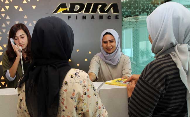Karyawan beraktivitas di kantor Adira Finance di Jakarta.  - Bisnis/Endang Muchtar