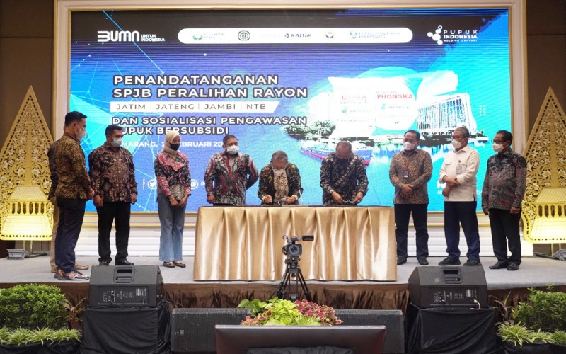 Direktur Utama PT Pusri Palembang Tri Wahyudi Saleh (ketiga dari kanan) menyaksikan penandatanganan SPJB peralihan rayon penyaluran pupuk bersubsidi.  - Istimewa
