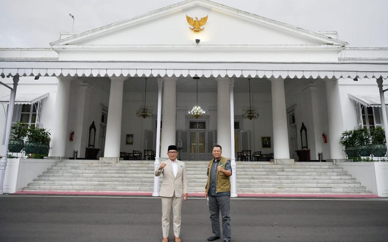Gubernur Jabar Ridwan Kamil berfoto bersama Gubernur NTB Zulkieflimansyah di Gedung Pakuan, Kota Bandung. - Istimewa