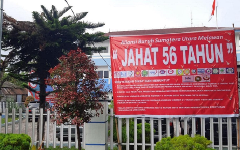 Spanduk penolakan JHT yang dipampang di Kantor Dinas Ketenagakerjaan Sumatra Utara, Medan, Kamis (24/2/2022).  - Istimewa