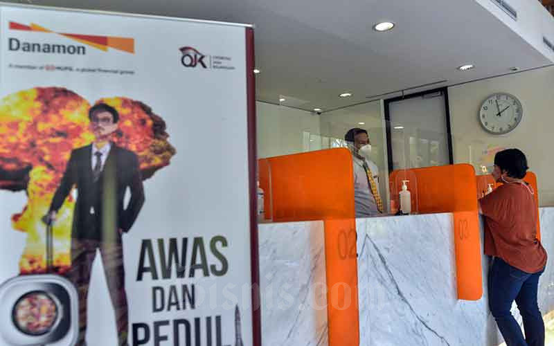 Karyawan melayani nasabah di salah satu cabang Bank Danamon di Jakarta, Selasa (22/2/2022).  - Bisnis/Fanny Kusumawardhani