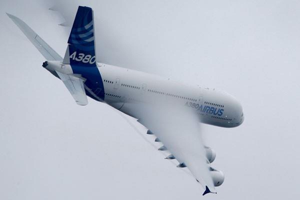 Airbus A380, pesawat penumpang jet terbesar di dunia, membuat pusaran saat melakukan pameran terbang di Paris Air Show ke 51 di bandara Le Bourget dekat Paris, Kamis (18/6/15). - Reuters