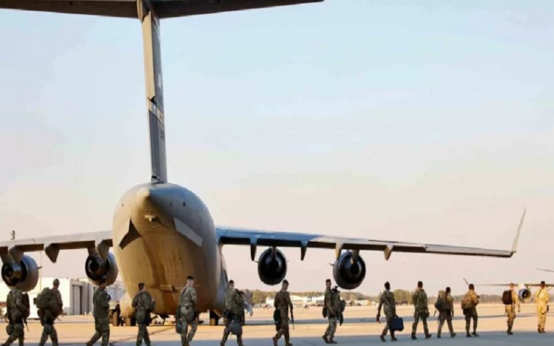 Tentara Angkatan Darat Amerika Serikat Divisi Airborne ke-82 berjalan menuju pesawat udara yang akan bertolak ke Eropa Timur di Fort Bragg, Carolina Utara, Amerika Serikat, Senin (14/2/2022). - Antara/Reuters