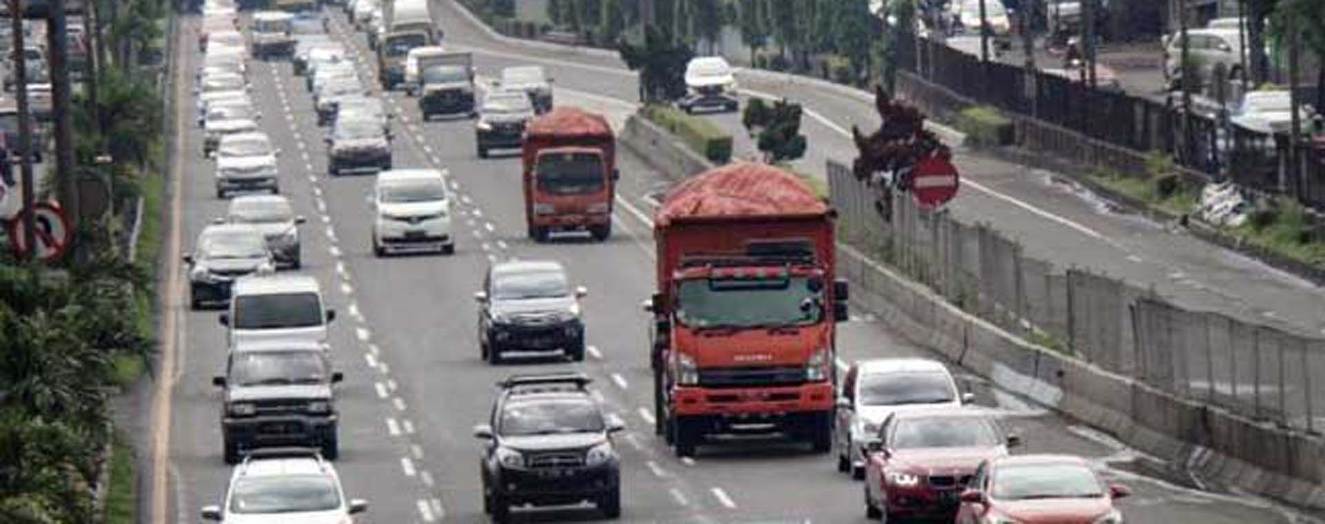 Truk sarat muatan melintas di jalan Tol Lingkar Luar, Jakarta. Bisnis - Himawan L Nugraha