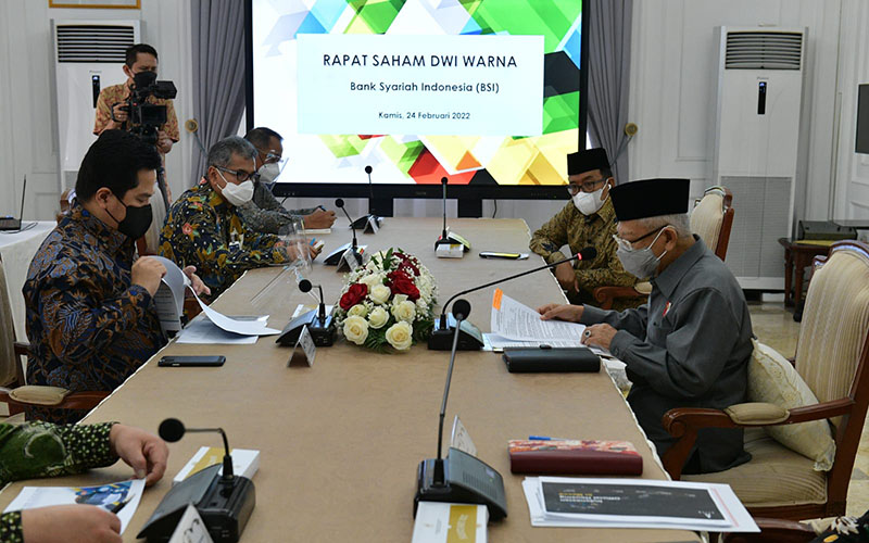 Wakil Presiden Ma'ruf Amin, Menteri BUMN Erick Thohir, dan Ketua Himbara Sunarso mengadakan rapat untuk mengubah Bank Syariah Indonesia (BSI) menjadi bank BUMN.  - Biro Pers Media dan Informasi Sekretariat Wakil Presiden