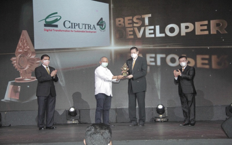 Penyerahan penghargaan kepada salah satu pemenang pada ajang Indonesia Property&Bank Award-XVI dan Indonesia myHome Award-V, Kamis (24/2/2022). - Istimewa