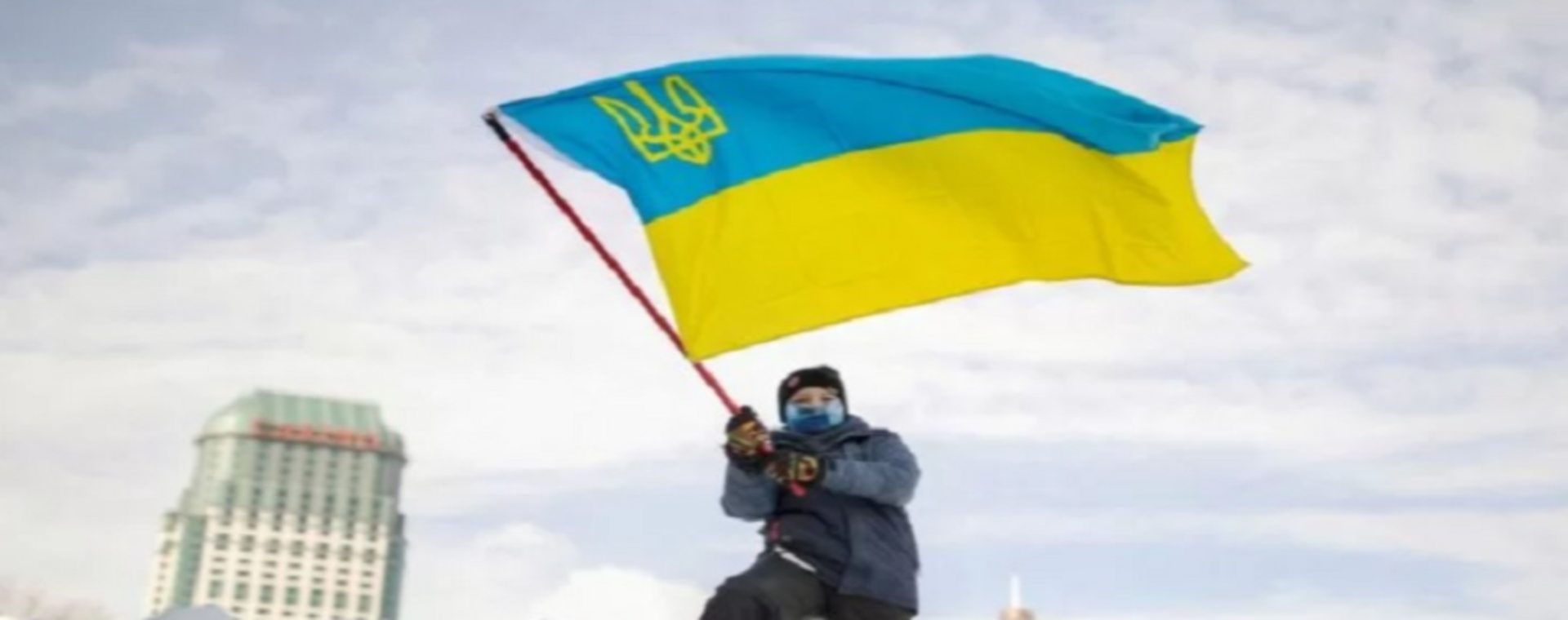Seorang anak lelaki mengibarkan bendera Ukraina saat reli mendukung Ukraina dan memprotes Rusia, di Air Terjun Niagara, Kanada, Minggu (30/1/2022). - Antara/Reuters