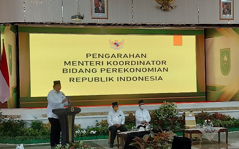 Menko Perekonomian Airlangga Hartarto memberikan pengarahan saat di Pekanbaru (25/2/2022). - Bisnis/Arif Gunawan