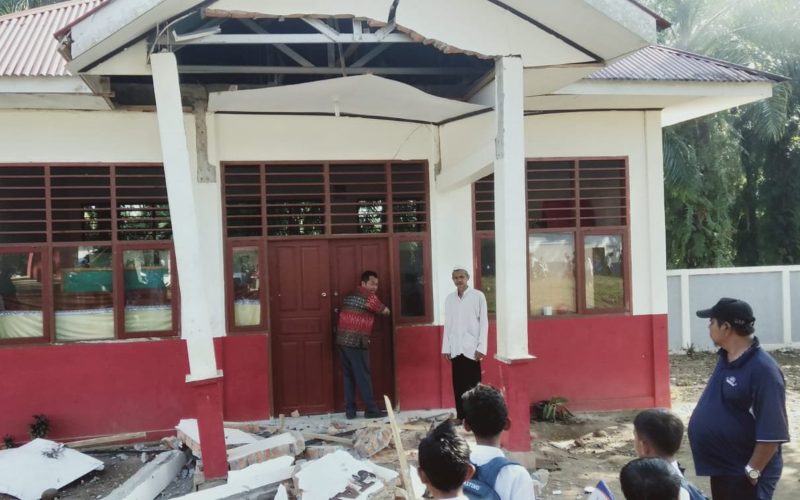 Bangunan sekolah rusak akibat gempa bumi di Pasaman Barat, Sumatra Barat