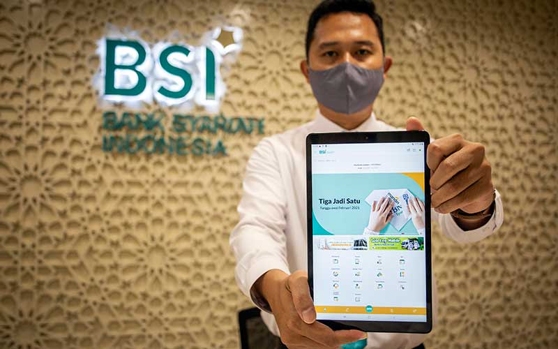 Pegawai menunjukan aplikasi Bank Syariah Indonesia (BSI) usai peresmiannya di Jakarta, Senin (1/2/2021).  - Antara Foto/Dhemas Reviyanto
