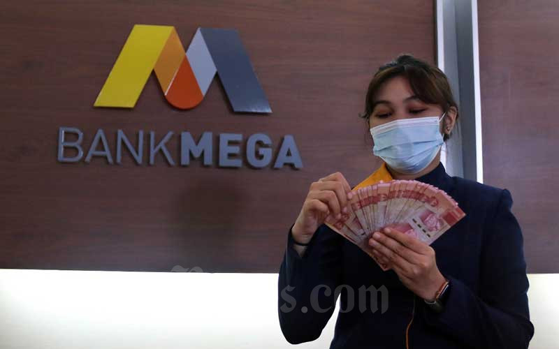 Karyawan menghitung uang rupiah di salah satu kantor cabang Bank Mega di Jakarta, Rabu (11/11/2020).  - Bisnis/Eusebio Chrysnamurti