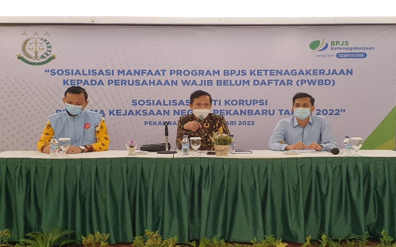 Kepala BPJamsostek Pekanbaru Panam Anwar Hidayat (tengah) memberikan pemaparan di kegiatan sosialisasi manfaat kepada perusahaan wajib belum daftar. Istimewa