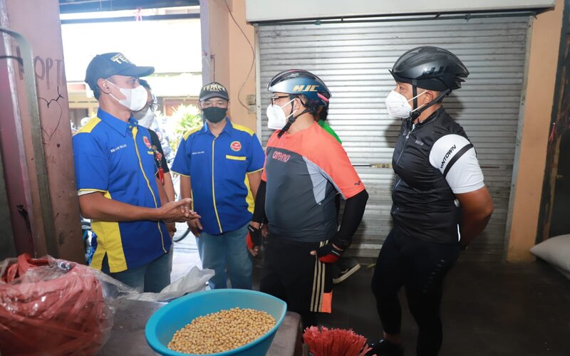 Wali Kota Malang, Sutiaji (dua dari kanan) saat mengunjungi sentra industri keripik tempe Sanan Kelurahan Purwantoro Kota Malang, Jumat (25/2/2022). - Istimewa