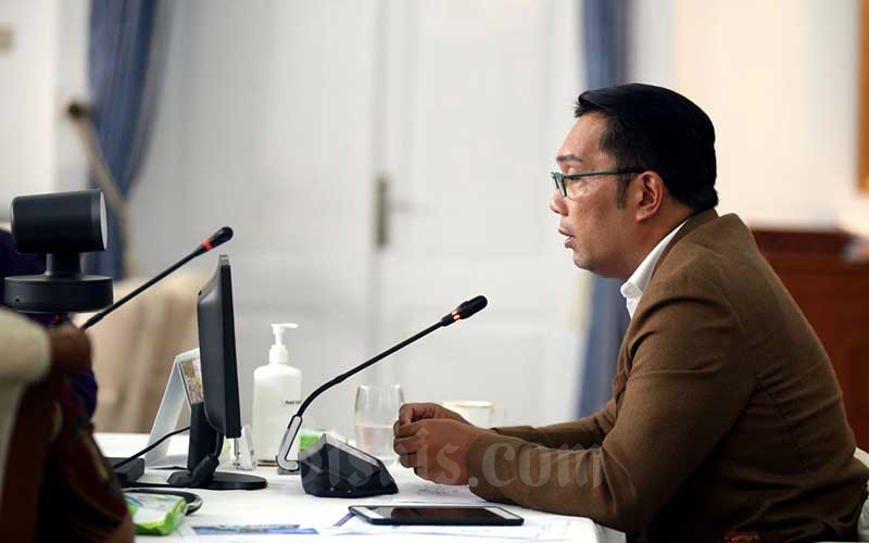 Gubernur Jawa Barat Ridwan Kamil menyampaikan pemaparan pada diskusi webinar Bisnis Indonesia Business Challenges 2021 di Gedung Negara Pakuan, Bandung, Jawa Barat, Selasa (26/1/2021). Bisnis - Rachman