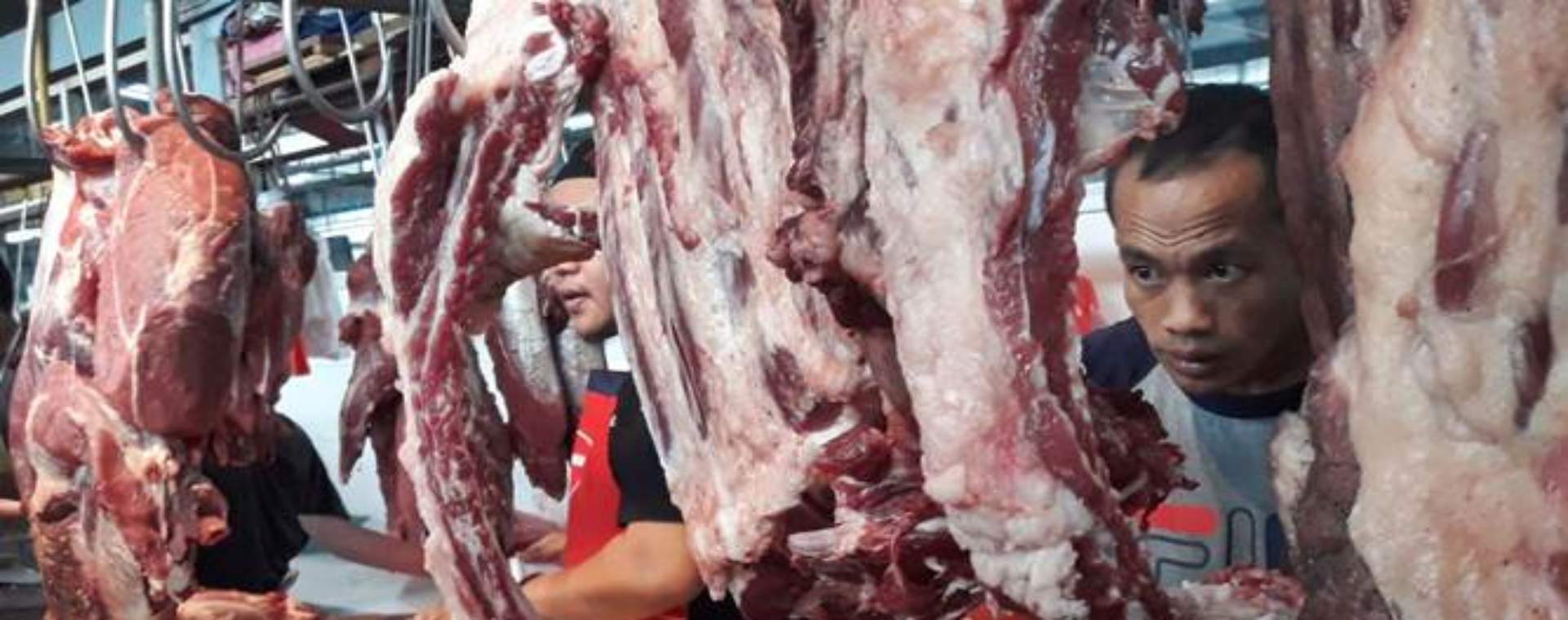Pedagang daging sapi segar melayani konsumen, di Pasar Modern, Serpong, Tangerang Selatan, Senin (2/6/2019). - Bisnis/Endang Muchtar