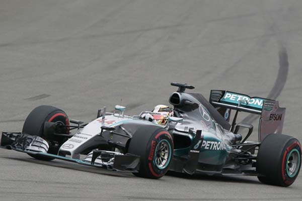 Lewis Hamilton dari tim Mercedes saat tampil di balapan F1 GP Rusia di Sochi - Reuters/Grigory Dukor
