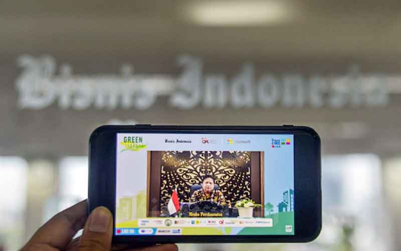 Layar menampilkan Menteri Koordinator Bidang Perekonomian Airlangga Hartarto saat acara webinar Green Economy Outlook 2022 di Jakarta, Rabu (23/2/2022). Bisnis - Fanny Kusumawardhani 