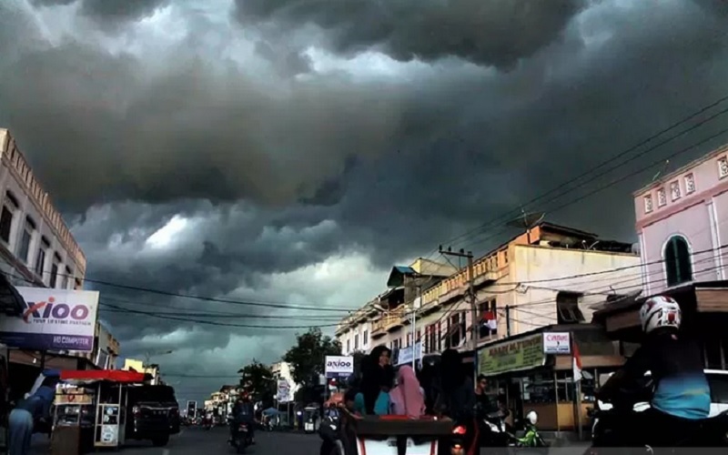 Awan hitam pertanda hujan meliputi langit Kota Lhokseumawe, Aceh. - Antara