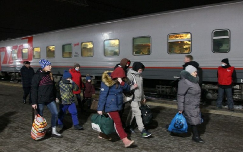 Pengungsi dari Ukraina timur tiba di sebuah stasiun kereta di Nizhny Novgorod, Rusia, pada 22 Februari 2022. - Antara