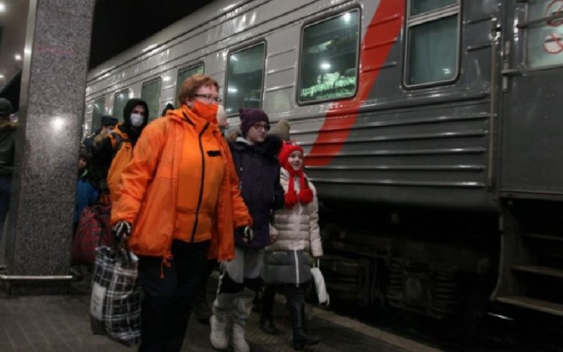 Pengungsi dari Ukraina timur tiba di sebuah stasiun kereta di Nizhny Novgorod, Rusia, pada 22 Februari 2022. - Antara\r\n