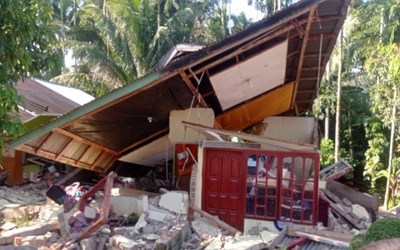 Rumah yang rusak akibat gempa Pasaman Barat pada Jumat (25/2 - 2022).