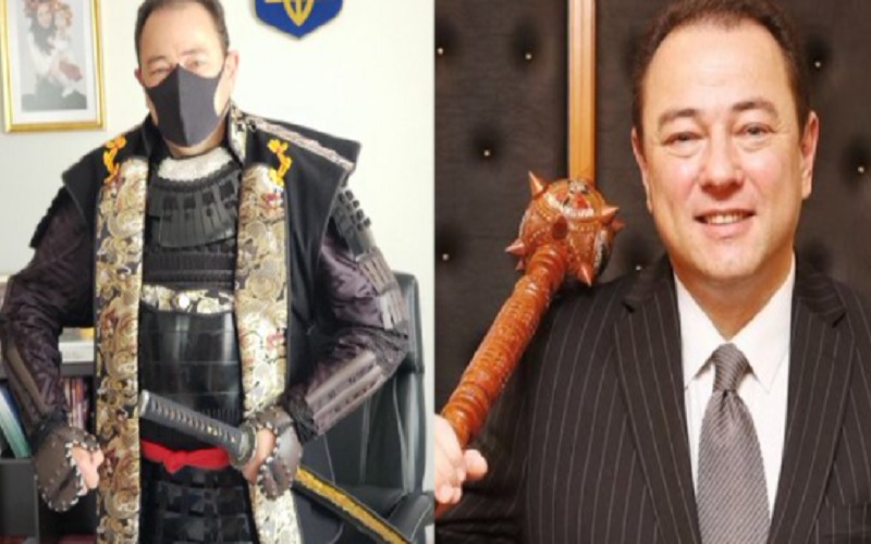 Duta Besar Ukraina untuk Jepang Dr. Sergiy Korsunsky terlihat mengenakan baju besi samurai tradisional di tengah serangan Rusia. - Istimewa