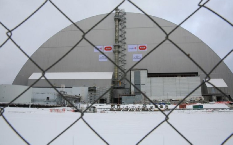 Foto yang diabadikan pada 29 November 2016 ini menunjukkan penutup pelindung baru pada reaktor nuklir Chernobyl No.4 yang hancur di PLTN Chernobyl, yang terletak 110 kilometer di utara Kiev, ibu kota Ukraina. - Antara