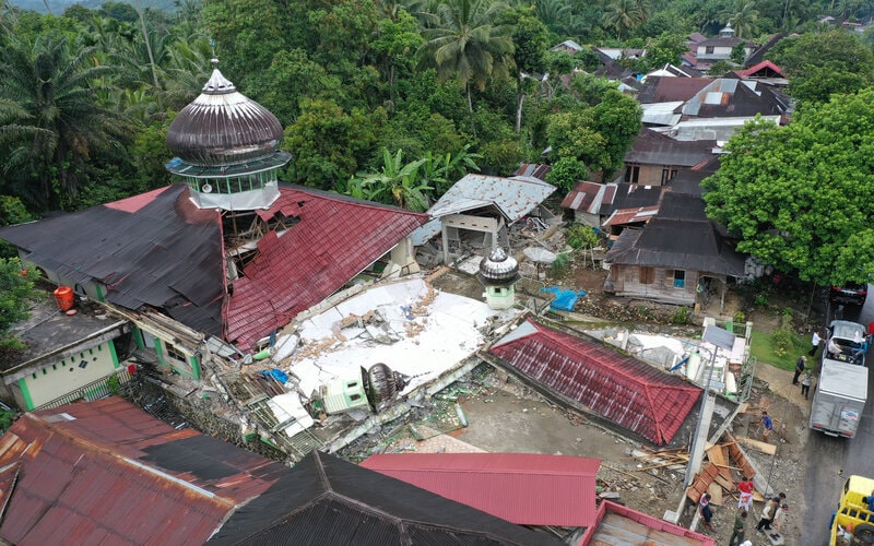 Foto udara masjid yang runtuh akibat gempa di Nagari Kajai, Kabupaten Pasaman Barat, Sumatera Barat, Jumat (25/2/2022). Badan Nasional Penanggulangan Bencana (BNPB) menyatakan gempa berkekuatan magnitudo 6,2 di Pasaman Barat dan sekitarnya itu mengakibatkan tujuh warga meninggal dunia. - Antara/Iggoy el Fitra.