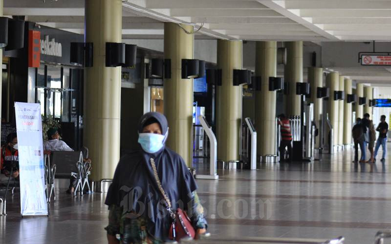 Aktivitas masyarakat di Bandara Internasional Minangkabau (BIM) terlihat sepi semenjak pandemi melanda daerah Provinsi Sumatra Barat, Jumat (19/3/2021). PT Angkasa Pura II Cabang BIM menyebutkan penerbangan internasional masih ditutup hingga akhir tahun 2021 ini. - Bisnis/Noli Hendra