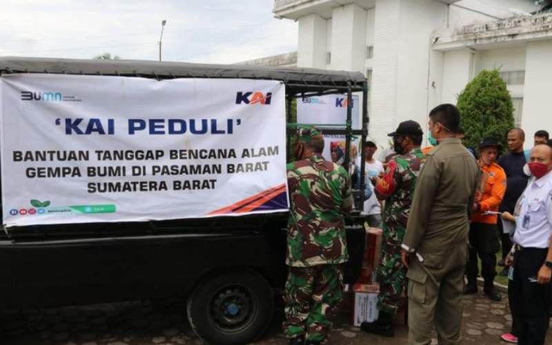PT Kereta Api Indonesia (Persero) memberikan bantuan senilai total Rp100 juta kepada korban terdampak bencana gempa bumi di Kabupaten Pasaman Barat, Sumatera Barat. ANTARA -  HO/KAI 