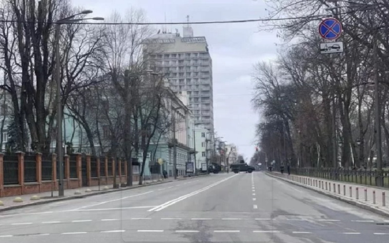 Foto yang diabadikan pada 25 Februari 2022 ini menunjukkan jalanan yang kosong di Kiev, ibu kota Ukraina. - Antara