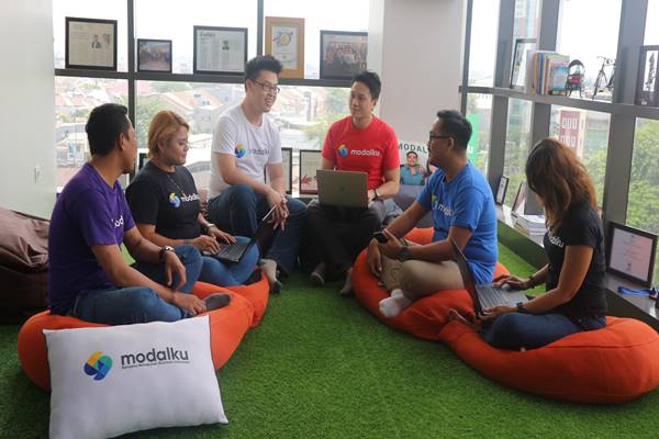 Iwan Kurniawan, COO Modalku (ketiga dari kiri); Reynold Wijaya, Co-Founder & CEO Modalku (keempat dari kiri) & Sigit Aryo Tejo, Head of Micro Business Modalku (kelima dari kiri) bersama tim Modalku. - Istimewa