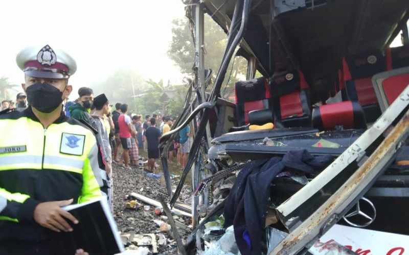 Petugas dan warga berusaha mengevakuasi korban kecelakaan bus tertabrak kereta api di Ketanon, Tulungagung, Minggu (27/2/2022) (ANTARA - HO / Joko Pramono)