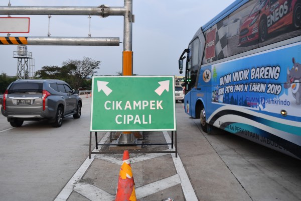 Sejumlah kendaraan memasuki Gerbang Tol Cikampek Utama, CIkampek, Jawa Barat, Rabu (29/5/2019). Saat mudik Lebaran, Korlantas Polri memberlakukan kebijakan jalur satu arah (one way) untuk kendaraan dari Jakarta menuju arah Jawa Tengah yang dimulai dari Km 70 Gerbang Tol Cikampek Utama, Jawa Barat hingga Km 263 ruas Tol Pejagan-Pemalang, Jawa Tengah, pada 30 Mei - 2 Juni 2019 mulai pukul 08.00 hingga 21.00 WIB. - ANTARA FOTO/Sigid Kurniawan