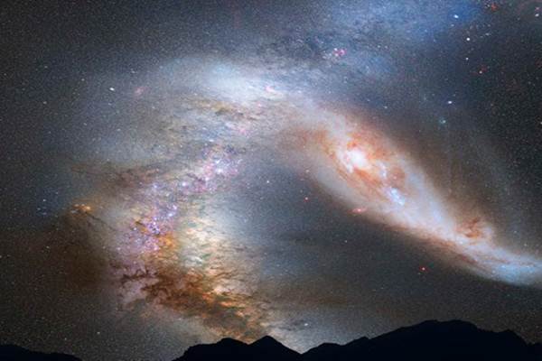 Foto ilustrasi dari NASA yang dirilis Kamis (31/5) menunjukkan langit malam sesaat sebelum peleburan galaksi Bima Sakti dengan galaksi Andromeda yang berdekatan. Gambaran ini terinspirasi oleh permodelan komputer dinamik dari benturan kedua galaksi di masa yang akan datang. Kedua galaksi akan bertubrukan sekitar 4 milyar tahun dari sekarang dan membentuk galaksi tunggal sekitar 6 milyar tahun lagi.  - Reuters