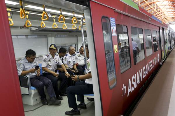 Sejumlah penumpang berada di dalam gerbong Light Rail Transit (LRT) Palembang di Stasiun Dekranasda Jakabaring (DJKA), Palembang, Sumatra Selatan, Senin (23/7/2018). - ANTARA/Nova Wahyudi