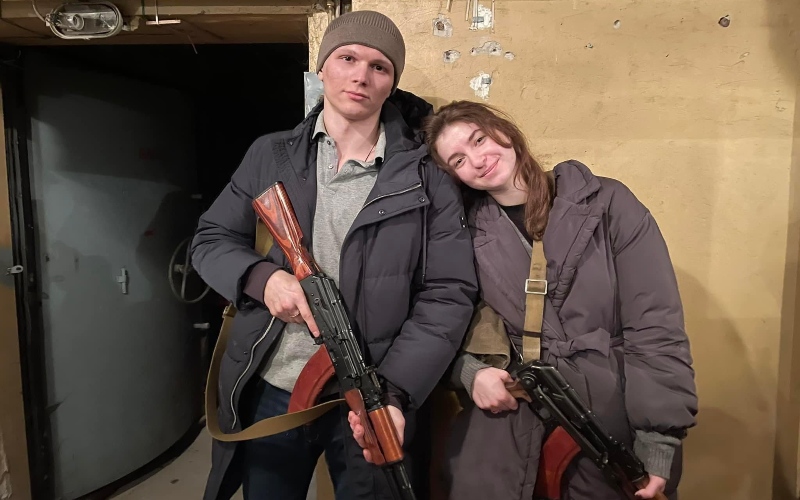 Yaryna Arieva dan Sviatoslav Fursin usai melangsungkan pernikahan di Kiev, Ukraina, Kamis (27/2/2022), langsung mengangkat senjata untuk berperang melawan invasi tentara Rusia. - Bisnis/Twitter