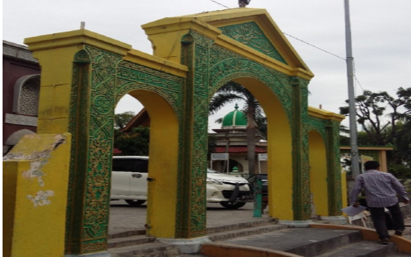 Gerbang Masjid Raya Pekanbaru.  - Kemendikbud