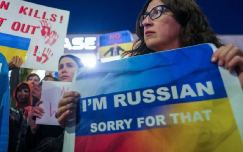 Anggota komunitas Rusia berdemonstrasi terhadap Rusia setelah Rusia meluncurkan operasi militer besar terhadap Ukraina, di Los Angeles, California, Amerika Serikat, Kamis (24/2/2022). - Antara