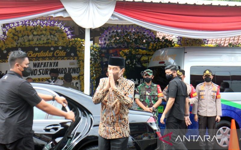 Presiden Joko Widodo (Jokowi) melayat ke rumah duka keluarga pamannya di Jalan Ahmad Yani No. 297-299 Gondang Banjasari, Solo, Jawa Tengah, Senin (28/2/2022) - ANTARA - Bambang Dwi Marwoto.