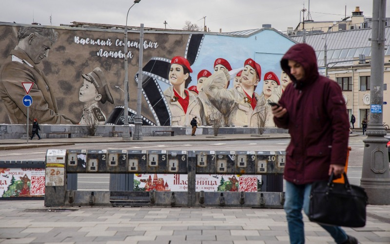 Mural Gerakan Nasional Kadet Angkatan Darat Muda di Moskwa, Rusia, Kamis (24/2/2022). Pasukan Rusia menyerang Ukraina setelah Presiden Vladimir Putin memerintahkan operasi untuk 