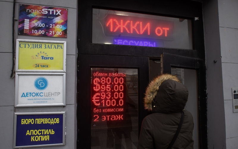 Sebuah papan reklame digital menampilkan nilai tukar sejumlah mata uang di pintu sebuah gerai penukaran mata uang di Moskwa, Rusia, Kamis (24/2/2022).  Pasukan Rusia menyerang Ukraina setelah Presiden Vladimir Putin memerintahkan operasi 