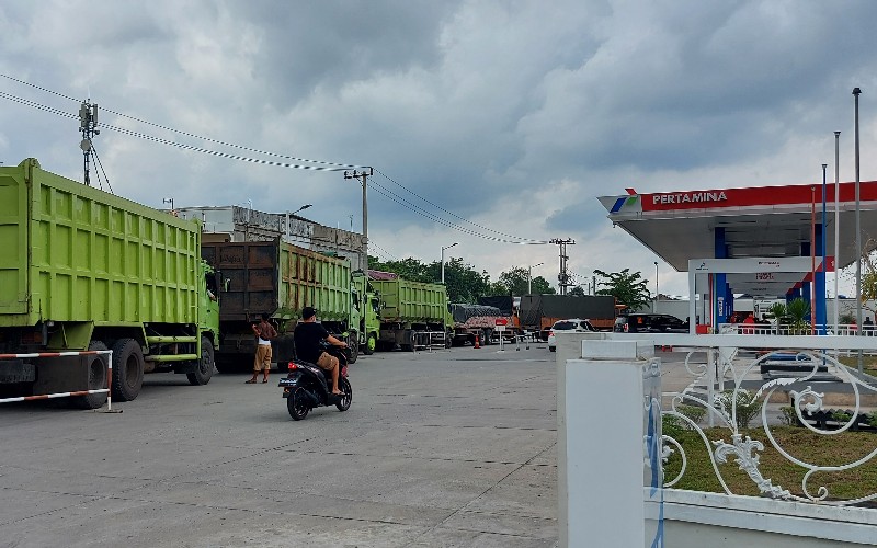 Antrean truk saat membeli biosolar di SPBU Jalan Garuda Sakti KM.2 Pekanbaru, Senin (28/2 - 2022). Bisnis/Arif Gunawan