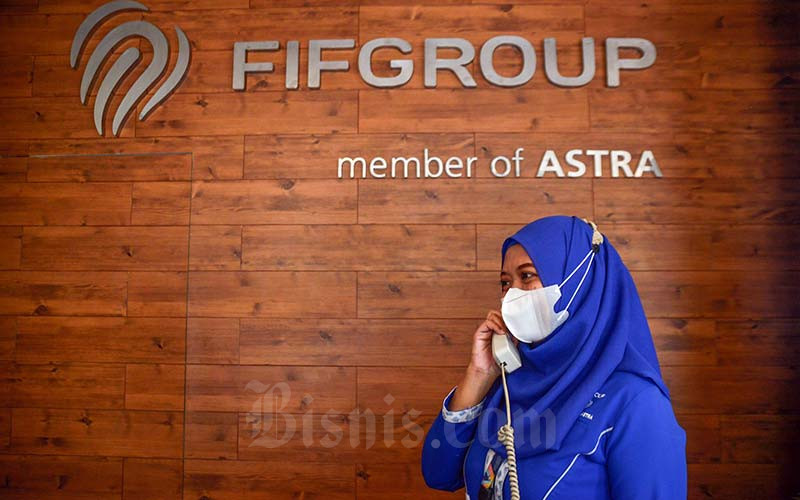 Karyawan beraktivitas di salah satu cabang FIFGroup di Jakarta, Selasa (18/1/2022). Bisnis - Fanny Kusumawardhani